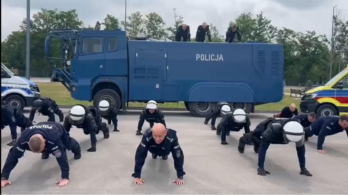 Policjanci wspierają Stasia w wyzwaniu #15MLNDLASTASIA