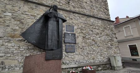 Żywiec. Zabytkowa dzwonnica z tablicą poświęconą ofiarom Katastrofy Smoleńskiej
