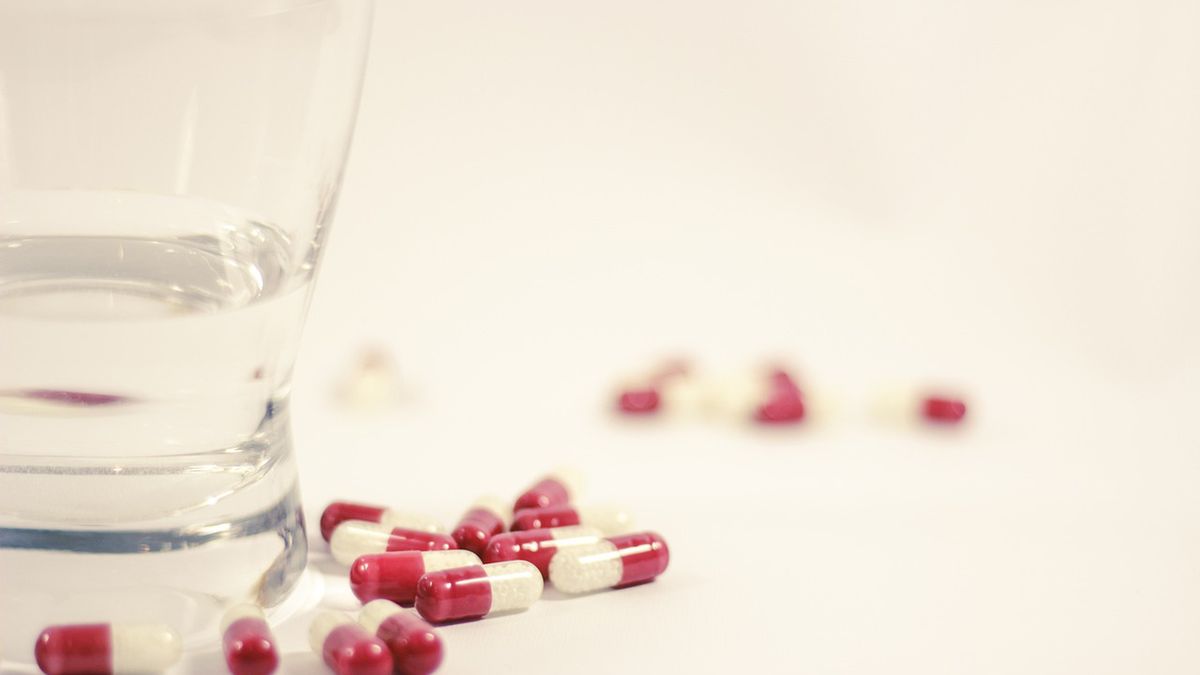 Jest jeden napój, którym najlepiej popijać lekarstwa