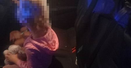 Był środek nocy. Zatrzymali pijaną matkę. Z tyłu siedziały jej dzieci