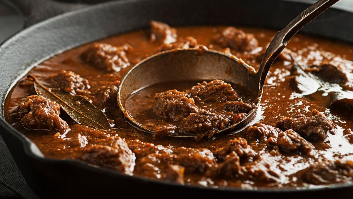 Mięso w idealnym gulaszu rozpada się pod widelcem