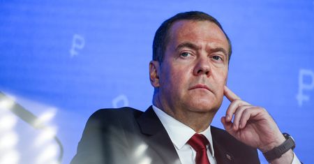 Miedwiediew ostrzega. "Broni w Rosji nie zabraknie"