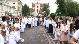 Święto Bożego Ciała na Starym Mieście w Zamościu. Procesji przewodniczy biskup Marian Rojek