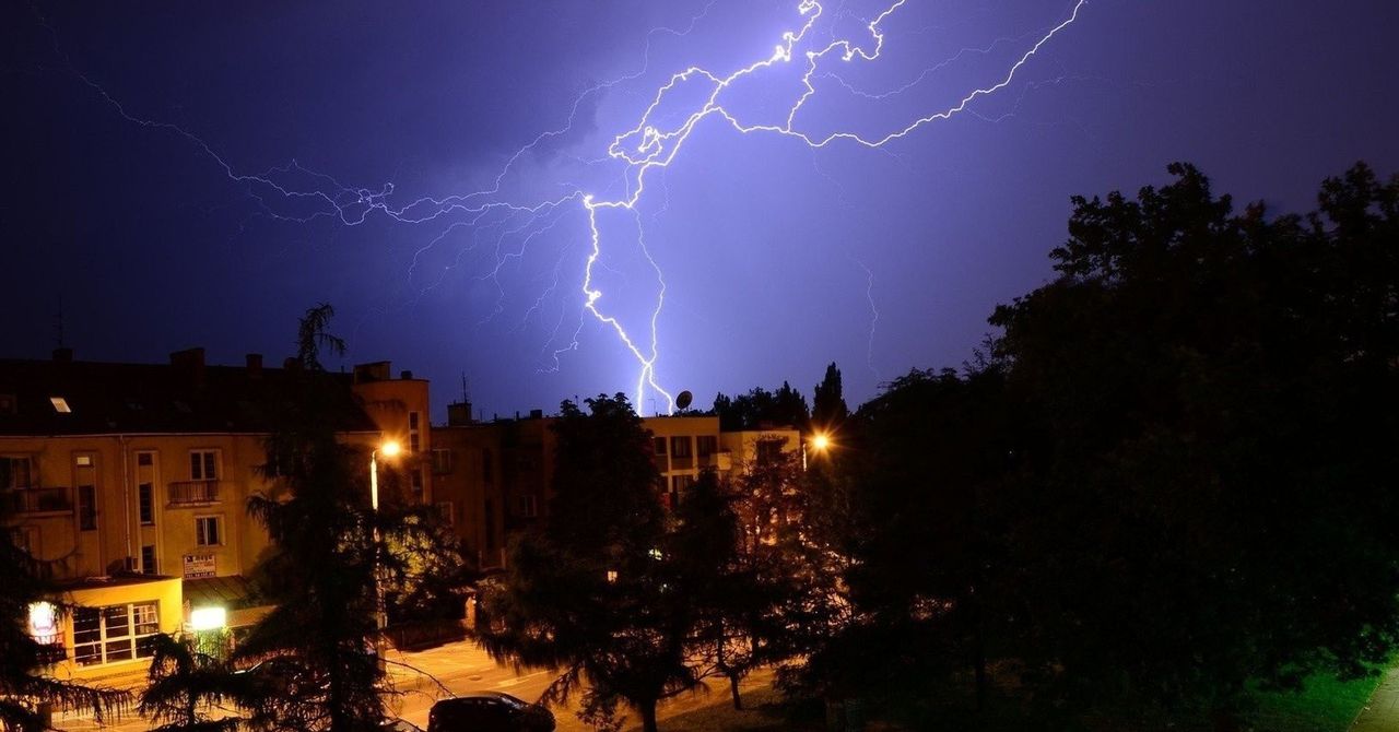 Burze, wiatr oraz intensywny deszcz w Koszalinie i regionie. Wprowadzono alert RCB