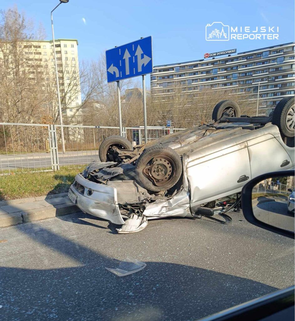 Wjechał w auto i dachował na Mokotowie. Sprawca uciekł pieszo