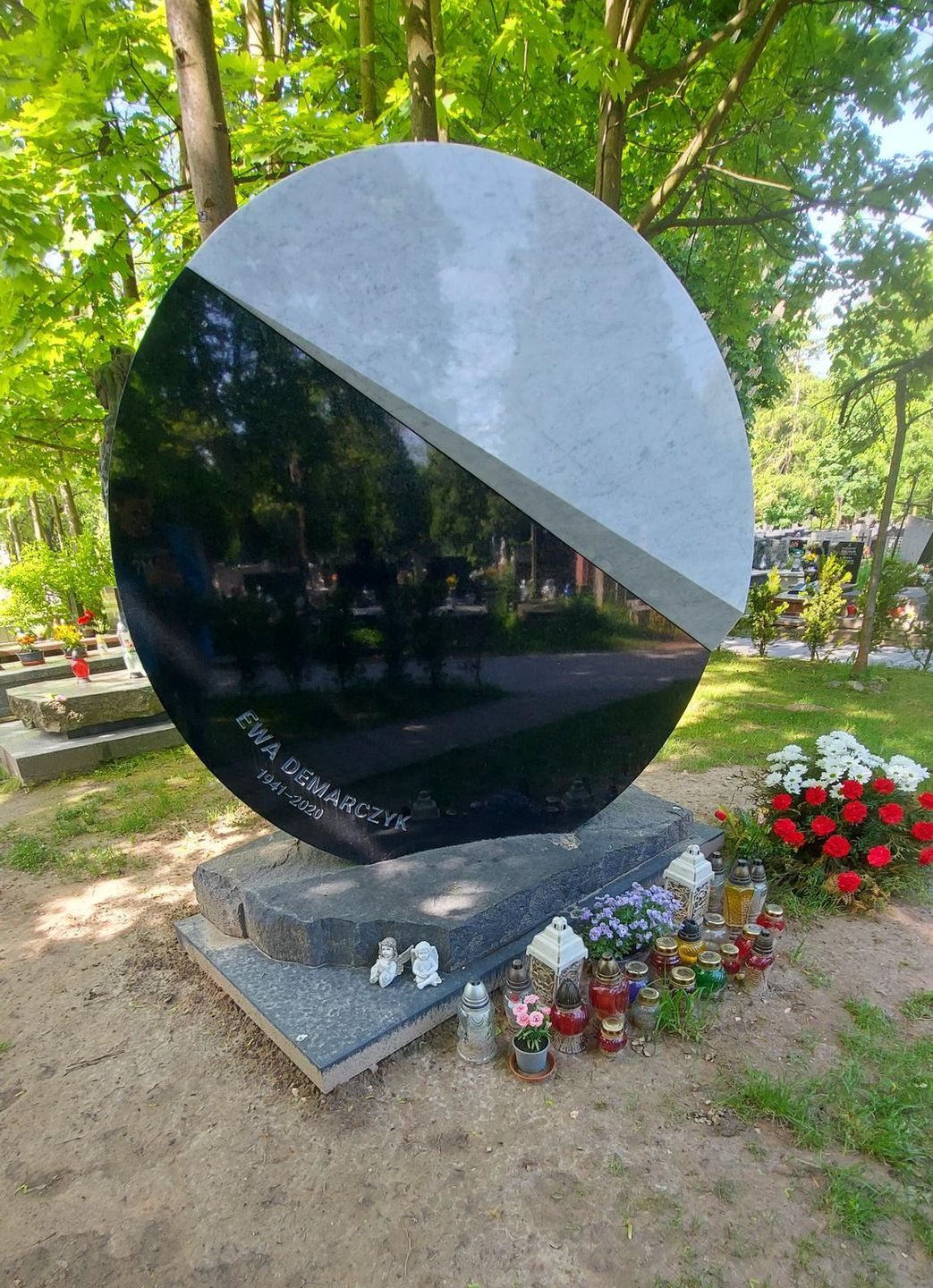 Grób wzbudza duże kontrowersje. Nie każdemu się podoba. 