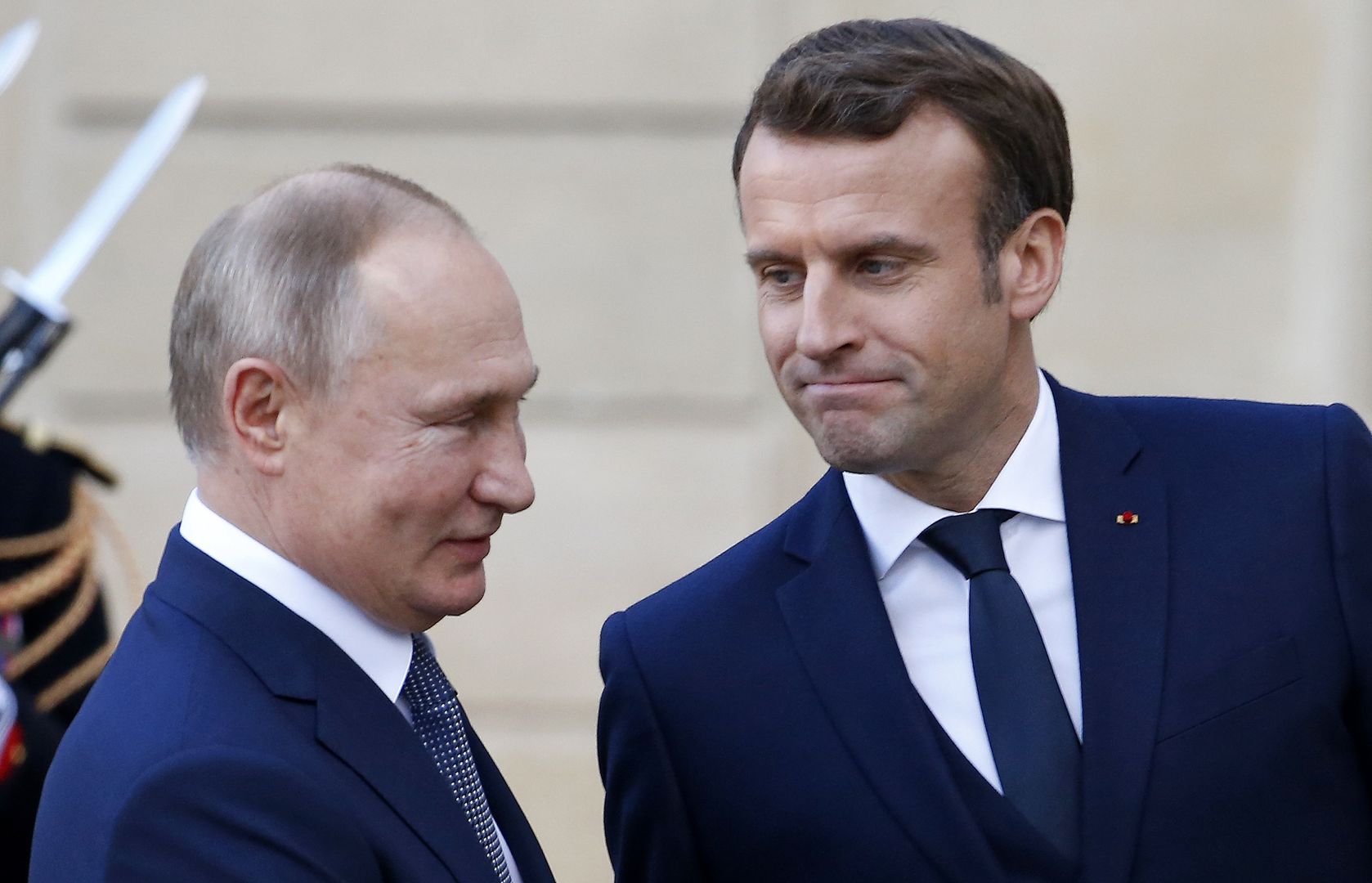 Rok 2019. Emmanuel Macron wita Władimira Putina na spotkaniu w ramach "formatu normandzkiego", który miał doprowadzić do rozwiązania kwestii rosyjsko-ukraińskiej