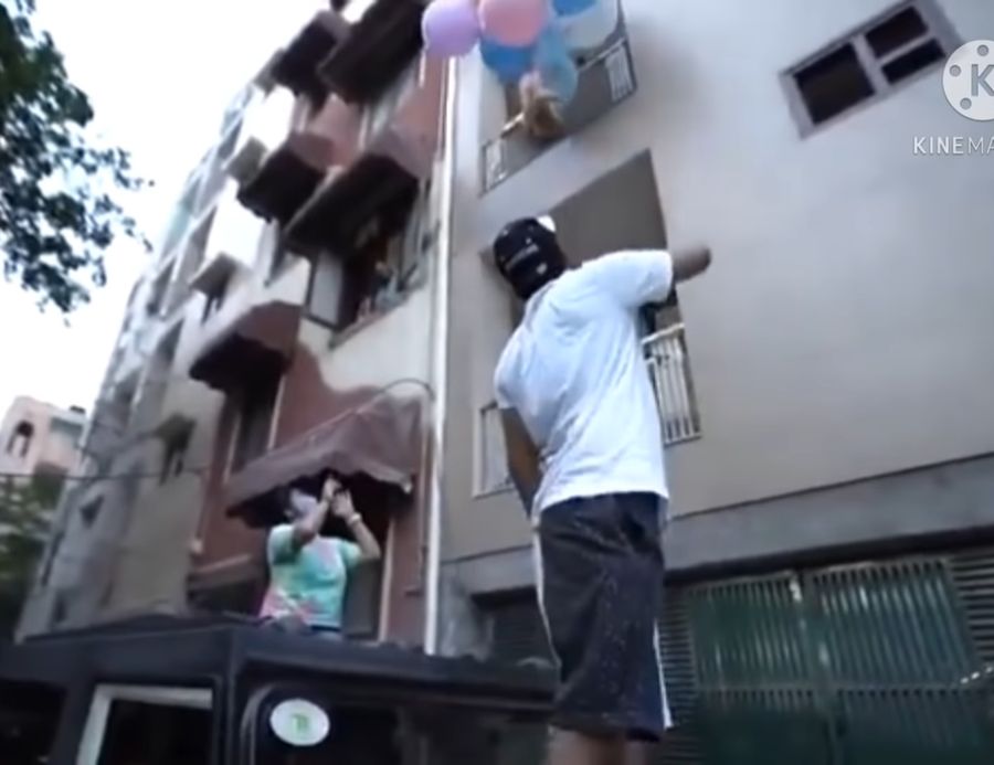 Youtuber wypuścił psa w powietrze. Wcześniej przywiązał zwierzaka do balonów z helem