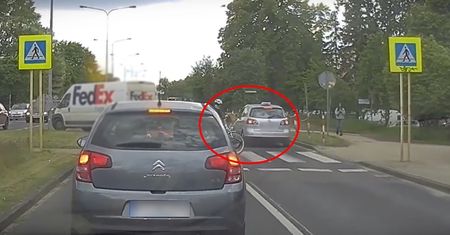 Kobieta była już na pasach. Kierowca Volkswagena nie chciał czekać