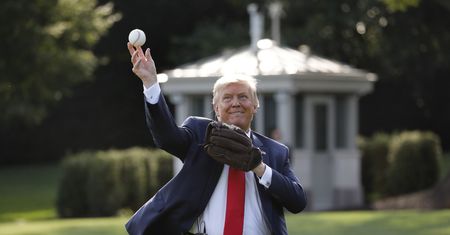 Donald Trump podał młodemu kibicowi piłeczkę. Smutny finał