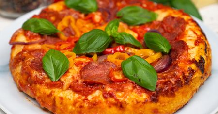 Odkąd robię pizzę na odwrót, cała rodzina nie chce jeść nic innego. Taka jest dobra