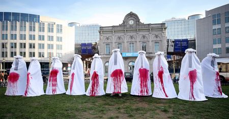 Mocny protest przed Europarlamentem. Kobiety stanęły w "zakrwawionych"sukniach