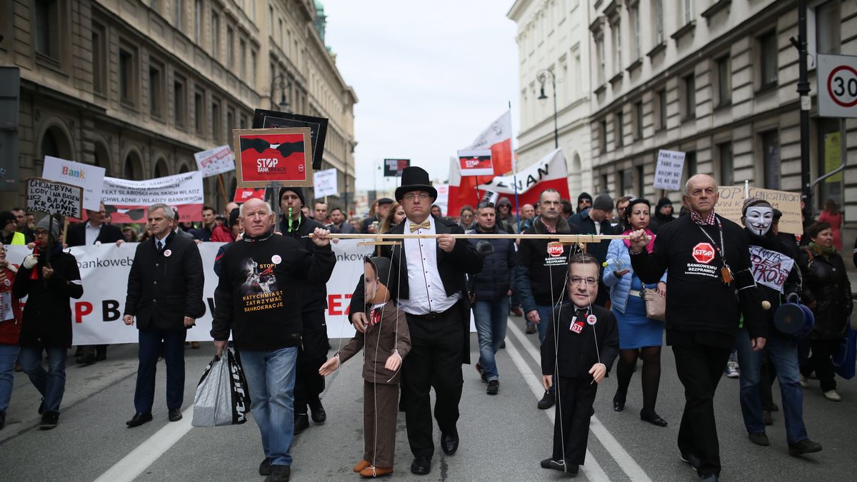 Leszek Szyma�skifrankowicze, komoroski i duda, kuk�a, kuk�y, manifestacja, marionetki, pa�ac prezydencki, protest, Stop Bankokracji, transparent, transparenty, ustawa