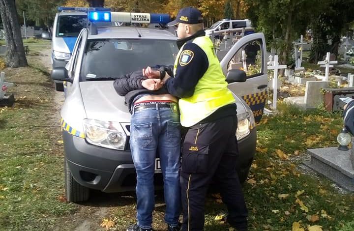 Dewastowali groby dzieci i niemowląt. Jeden z wandali został zatrzymany, drugi zbiegł