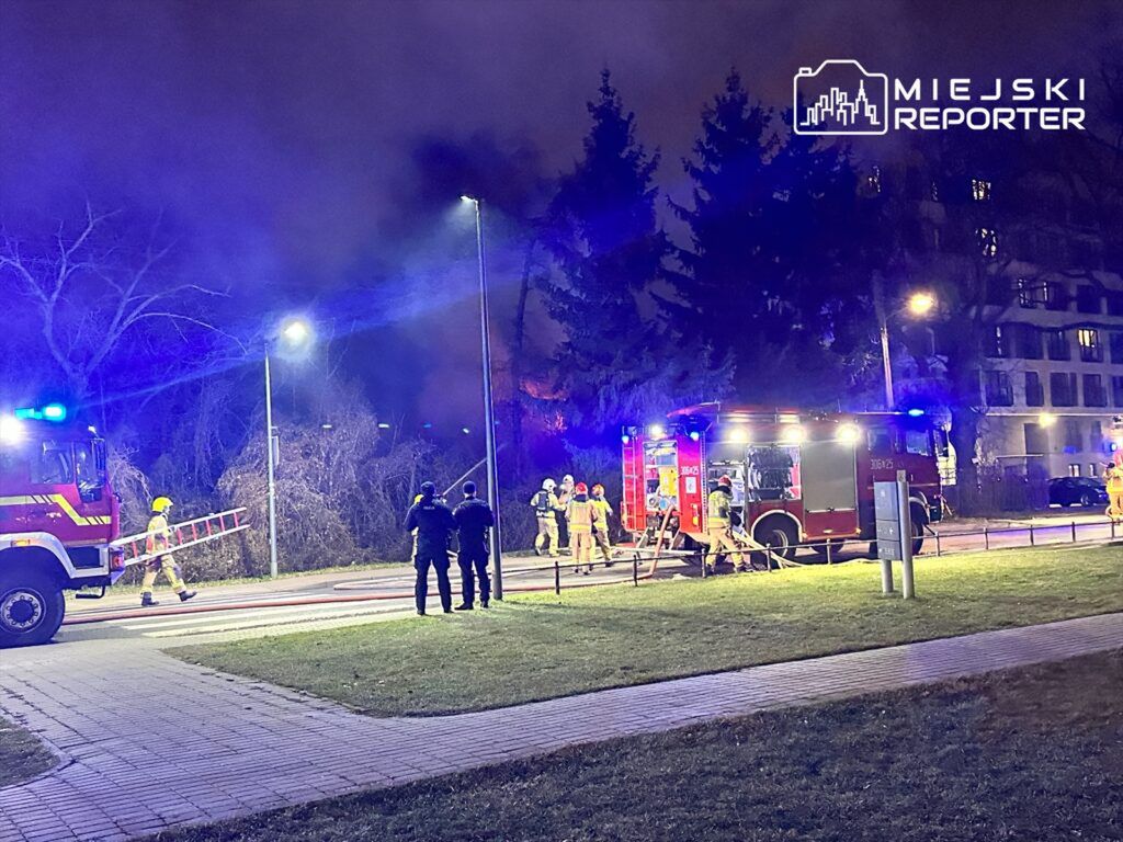 Pożar pustostanu na Ochocie. Po raz kolejny w ciągu 2 tygodni ktoś podpala budynek przy Mszczonowskiej