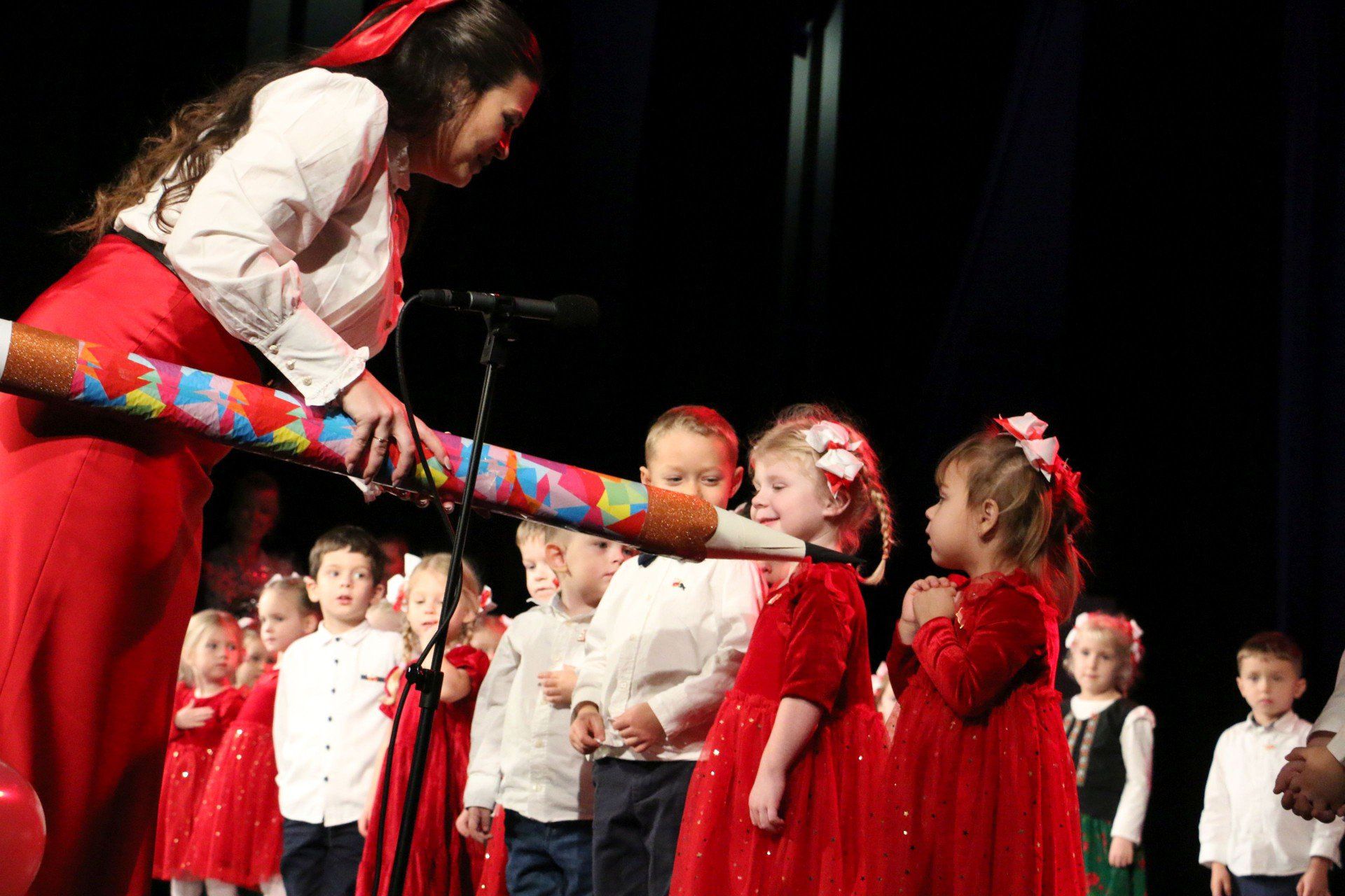 Przedszkolaki z Przedszkola Sióstr Służebniczek podczas patriotycznego występu z okazji Dnia Niepodległości w MCK w Aleksandrowie Kujawskim.