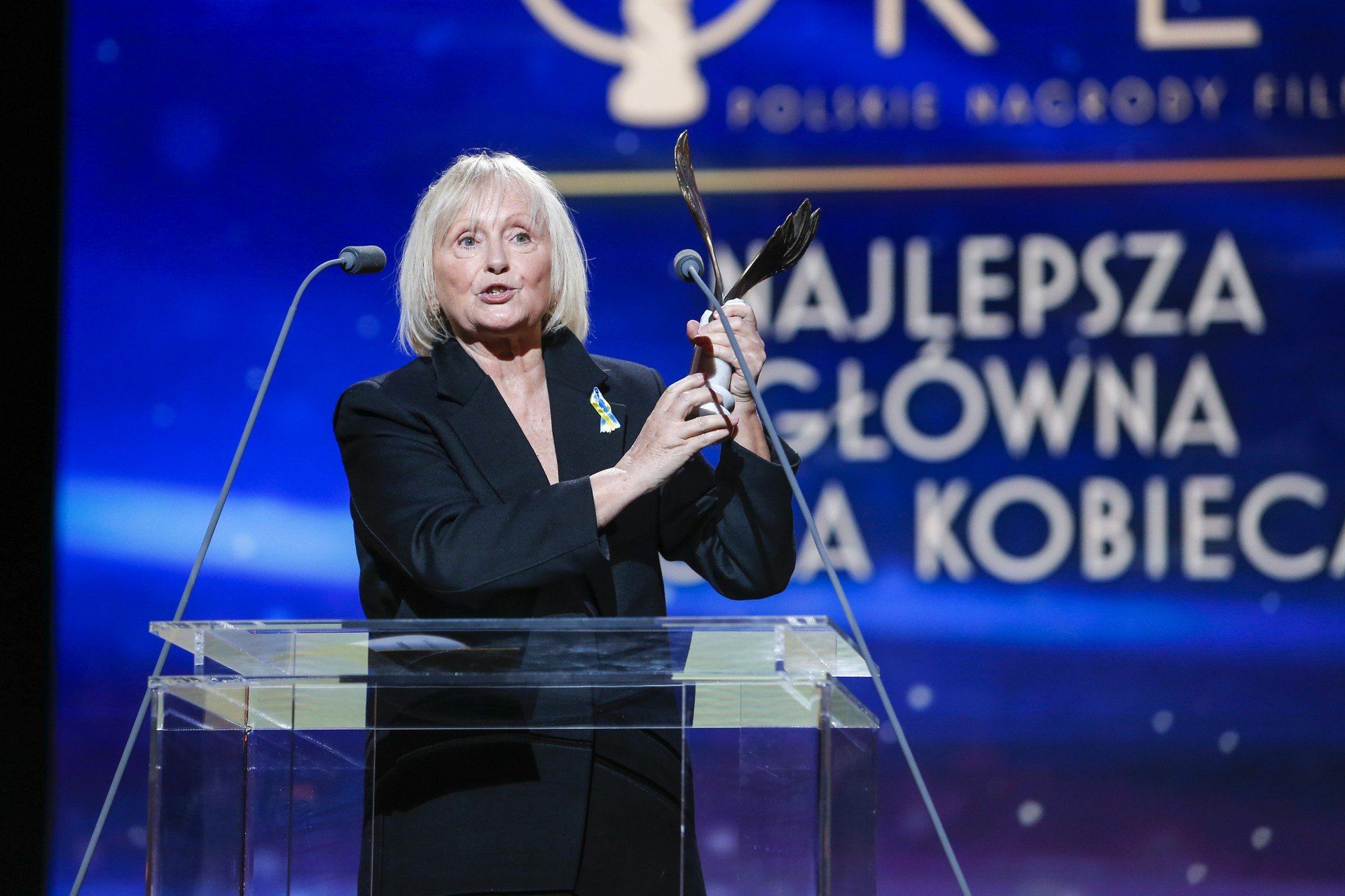 Dorota Pomykała odbierająca Orła za najlepszą rolę kobiecą.