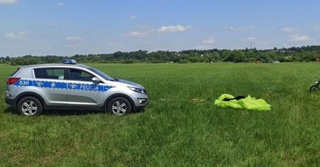 Groźny wypadek podczas startu paralotni. Pękła linka wyciągarki, paralotniarz spadł na ziemię z wysokości 10 metrów