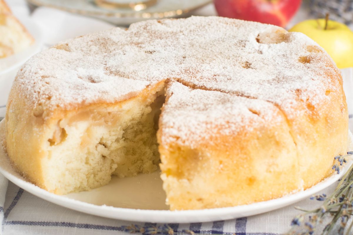 Przepis na ciasto budyniowe z jabłkami. Wychodzi wilgotne i mięciutkie jak gąbeczka