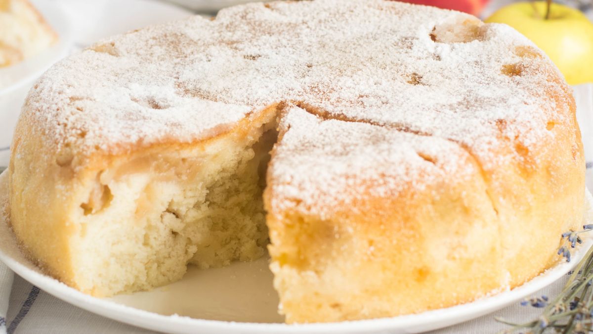 W środku miękkiego ciasta znajdują się jabłka z budyniem