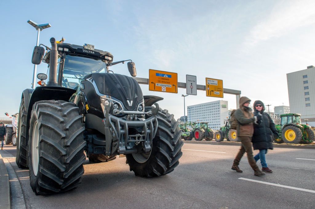 Trwa protest niemieckich rolników. Na zdjęciu blokada w Halle w kraju związkowym Saksonia-Anhalt