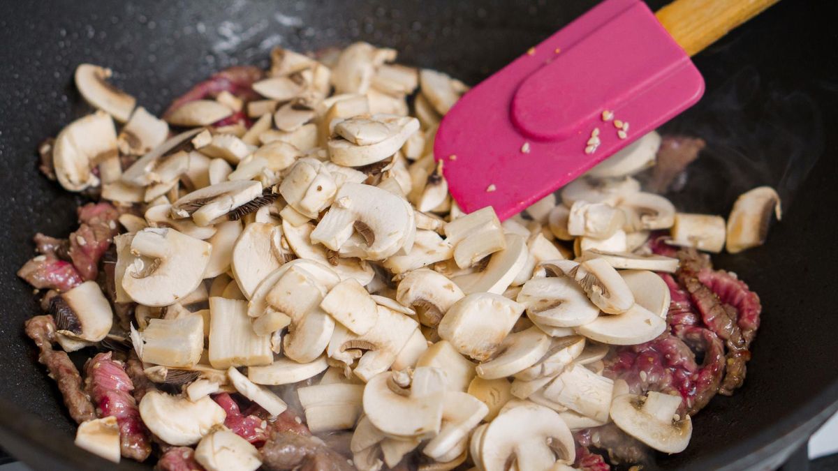 Konkurencja dla leśnych grzybów. Obieraj tylko w jednym przypadku