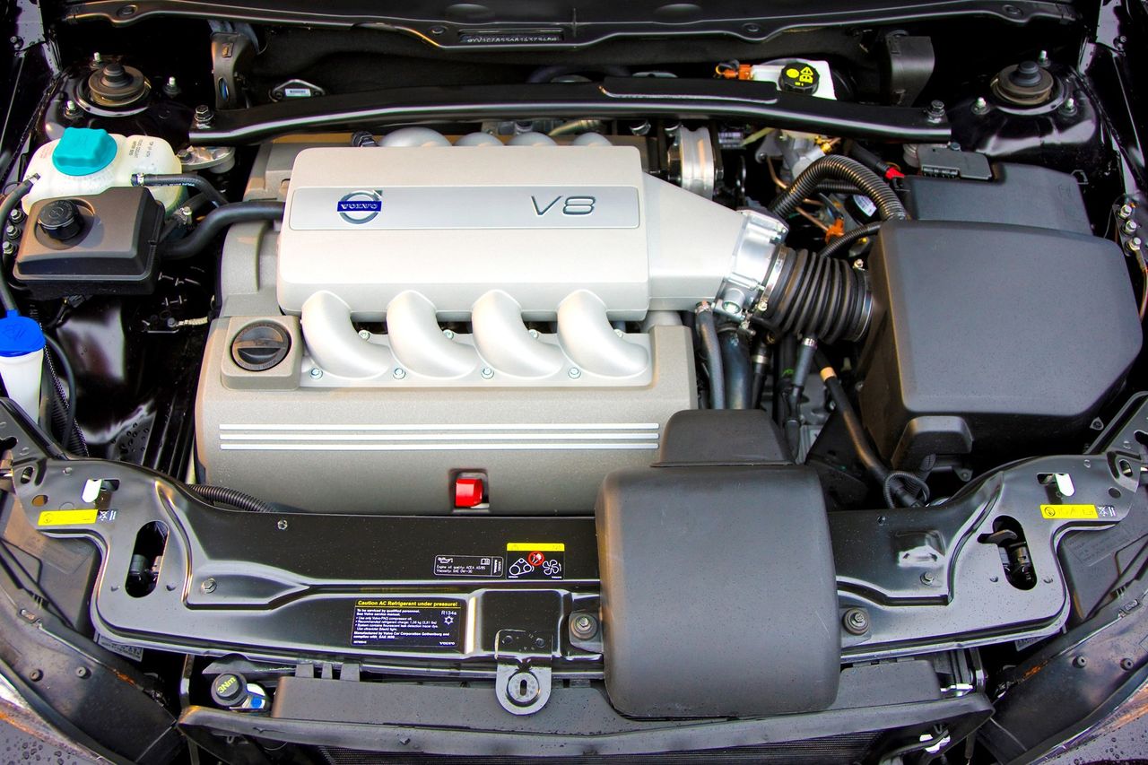 Tak oto upakowano poprzecznie motor V8 w komorze silnika Volvo XC90.