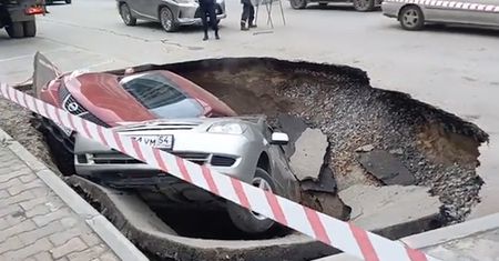 Zapadlisko wciągnęło dwa samochody w Rosji. Nagranie świadków zdarzenia