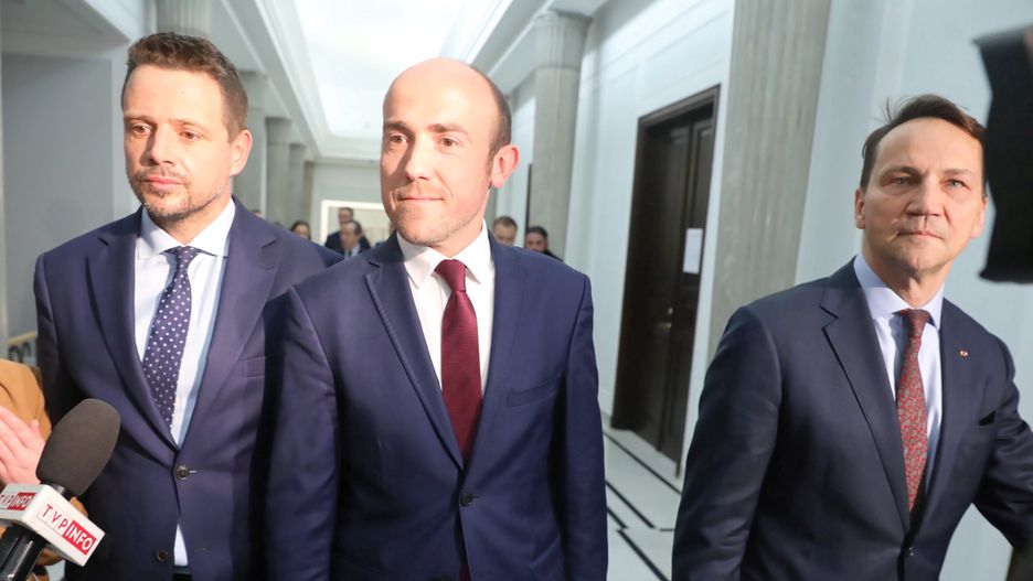 Nowy kandydat PO na prezydenta Polski Rafał Trzaskowski, przewodniczacy PO Borys Budka oraz europoseł Radosław Sikorski przed rozpoczęciem konferencji prasowej. Warszawa, 15.05.2020