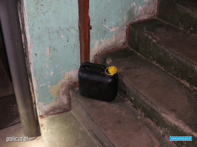 Pow. lubański: Groził sąsiadom śmiercią i chciał podpalić blok. 40-latek trafił do aresztu