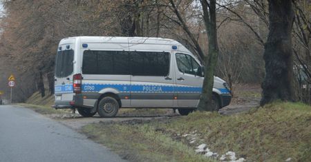 W środku nocy wszedł do domu swojej byłej żony i zaatakował młotkiem śpiące osoby. Ranny 60-latek nie przeżył
