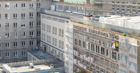 „Państwowy Szpital Kliniczny”. Dlaczego zniknął napis z elewacji szpitala?