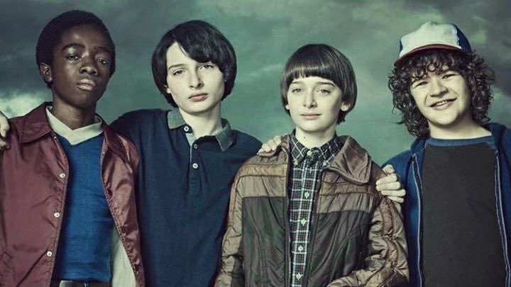 Oprócz ciekawej historii klimat serialu tworzą idealnie dobrani młodzi aktorzy. Wśród nich Gaten Matarazzo w roli Dustina – chłopak, który roztapia każde serce