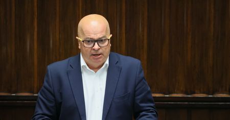 Zimoch ostro o Hołowni. "Uważa, że rozgrywa pokera"