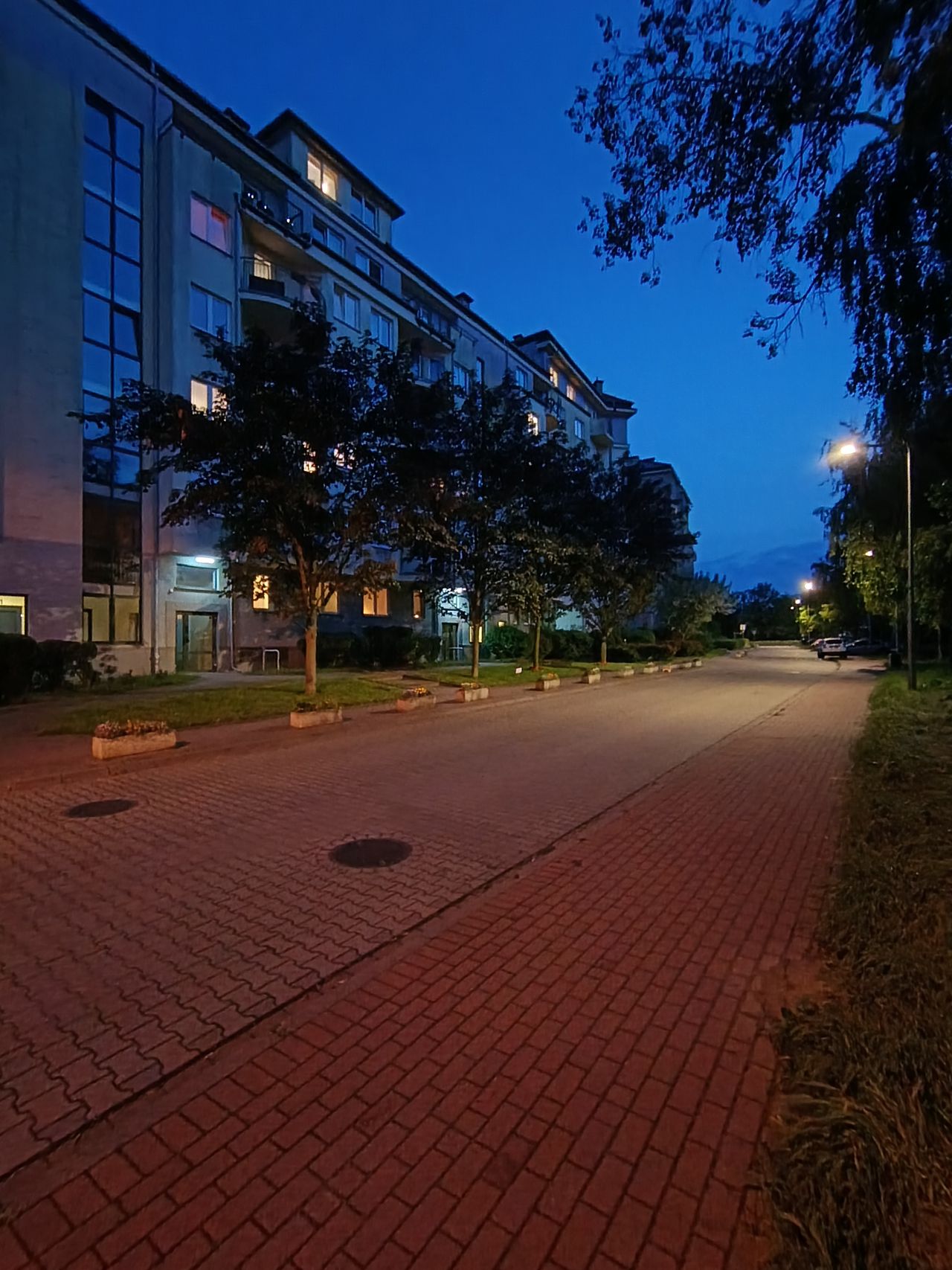 Wieczorne zdjęcie na ultraszerokim kącie i z głównego aparatu. Fotografia nocna nie ma tu już większego sensu o ile nie skorzystamy z trybu Pro, długiej ekspozycji i statywu.