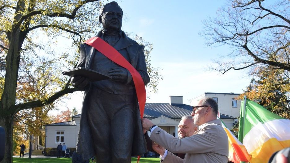 200 lat Zduńskiej Woli. Odsłonięto pomnik Stefana Złotnickiego. Był też tort dla mieszkańców