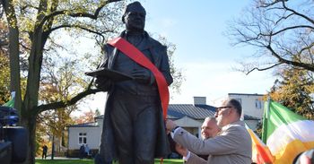 Zduńska Wola: Odsłonięto pomnik Stefana Złotnickiego. Był też tort dla mieszkańców