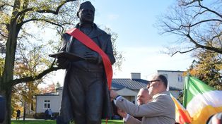 Zduńska Wola: Odsłonięto pomnik Stefana Złotnickiego. Był też tort dla mieszkańców