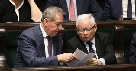 Antychińska ustawa do kosza? W tle rolnicy i telefon do biura PiS na Nowogrodzką