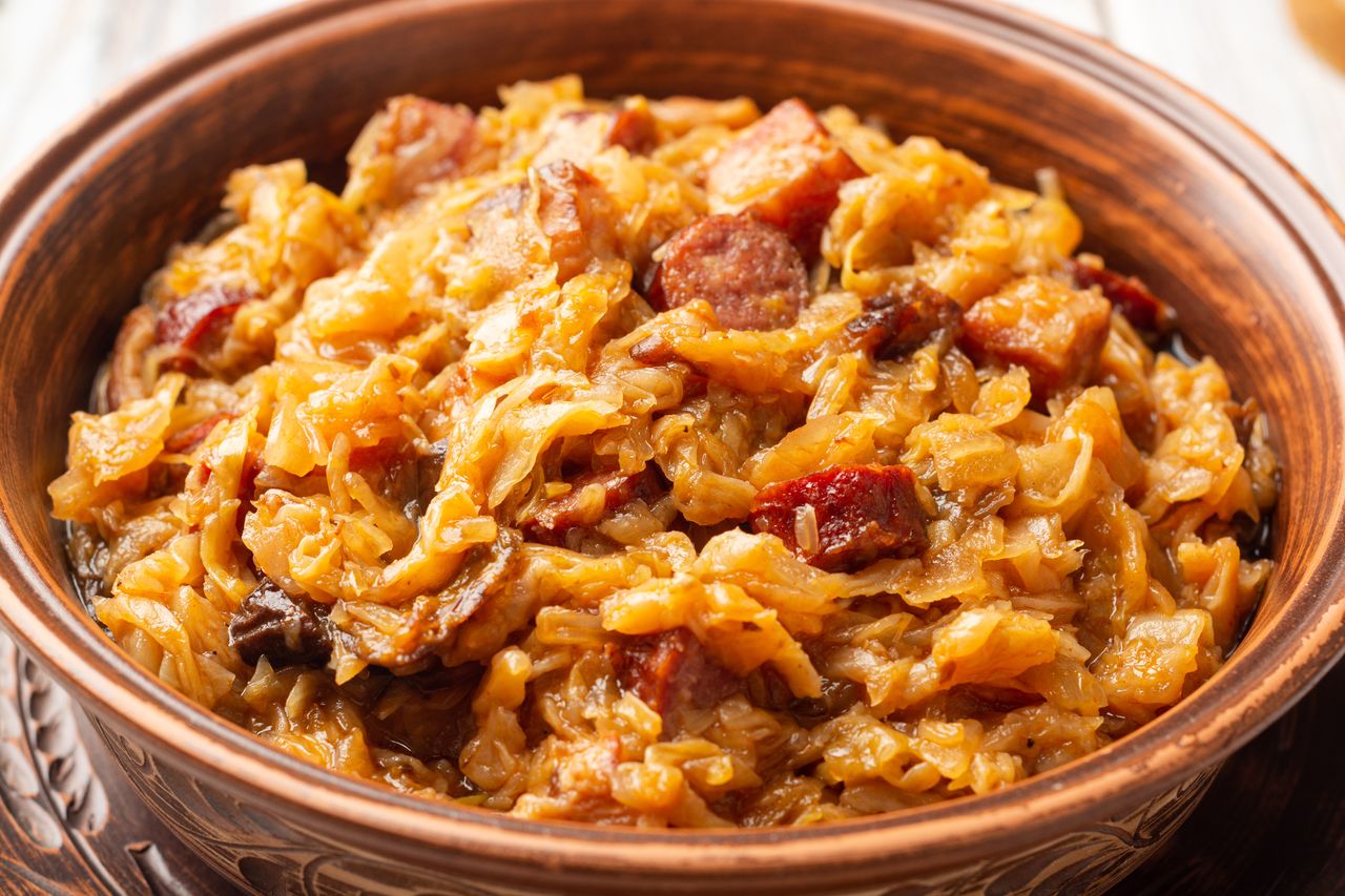 Masz bigos w zamrażarce? Po tym czasie lepiej go nie jedz