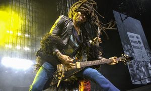 Wyprzedaje koncerty non stop. Znów rzuci polskich widzów na kolana