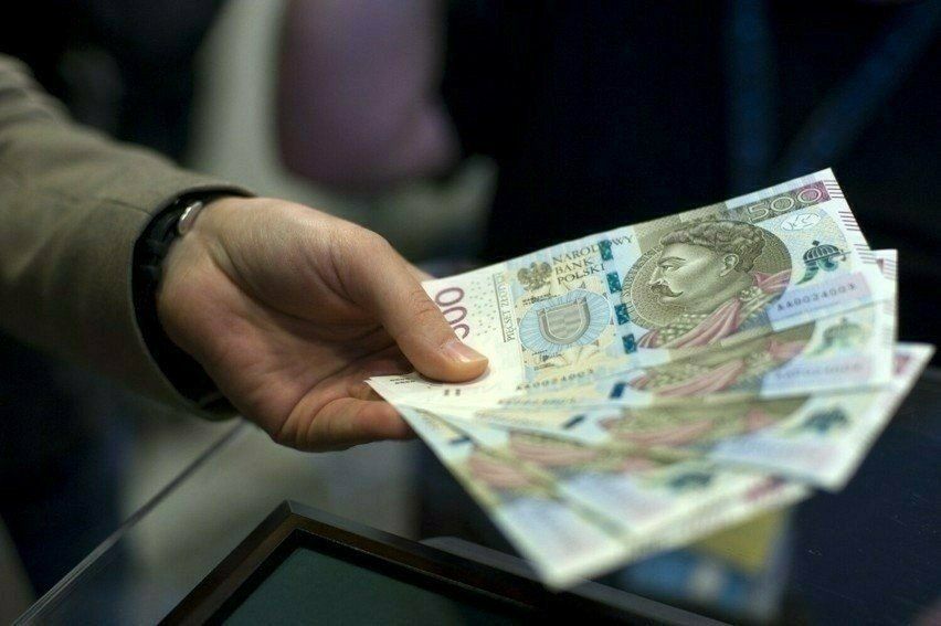 System podatkowy w Polsce został skonstruowany tak, by ograniczać tzw. szarą strefę. Każdy większy przepływ pieniędzy pomiędzy osobami prywatnymi może wzbudzić wątpliwości urzędników: czy to na pewno pożyczka, czy może ukryty dochód, od którego ktoś próbuje uniknąć podatku?Dlatego nawet jeśli pieniądze trafiają z konta rodzica do dziecka, skarbówka ma prawo zapytać o źródło tych środków. W praktyce oznacza to, że każda większa kwota musi być udokumentowana i zgłoszona we właściwy sposób.↓ CHCESZ ZOBACZYĆ RESZTĘ INFORMACJI, PRZEWIŃ W DÓŁ ↓