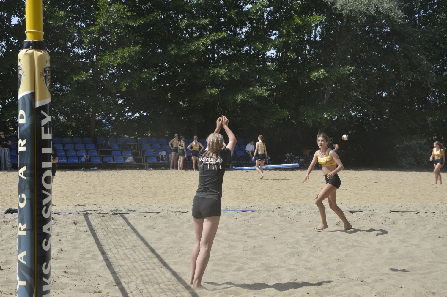 13 par wzięło udział w pierwszym turnieju Wakacyjnej Ligi Siatkówki Plażowej.