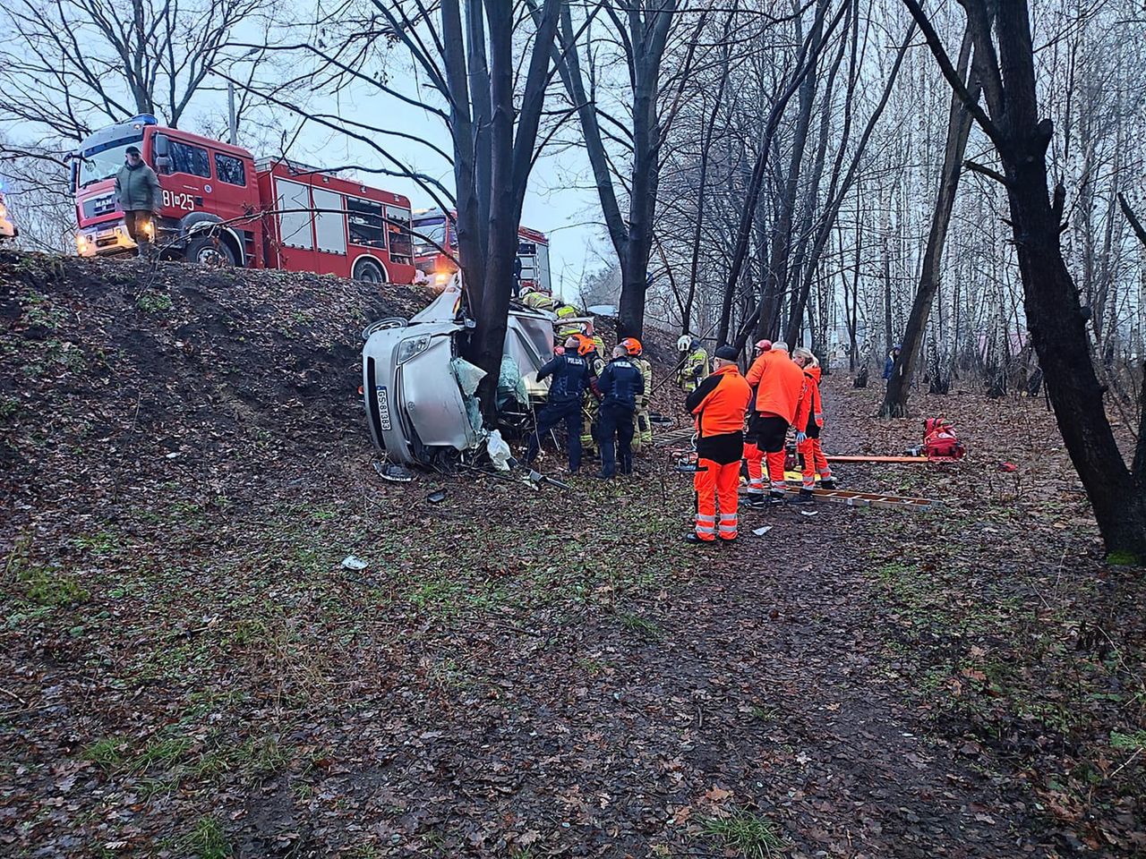 Wypadł z drogi i uderzył w drzewo. Wyciągali go kilkadziesiąt minut
