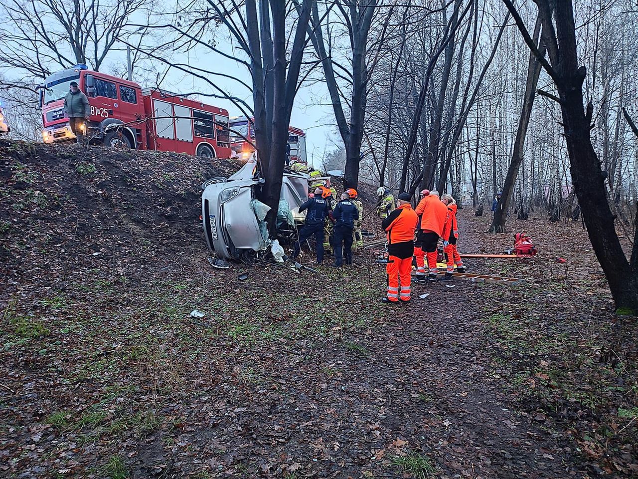 Samochód wypadł z drogi. Kierowca został zakleszczony