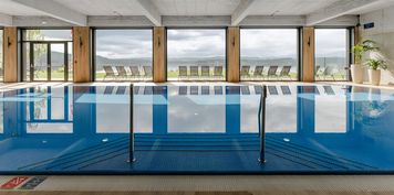 Resort nad brzegiem jeziora i w otoczeniu majestatycznych Beskidów. To prawdziwa perełka!