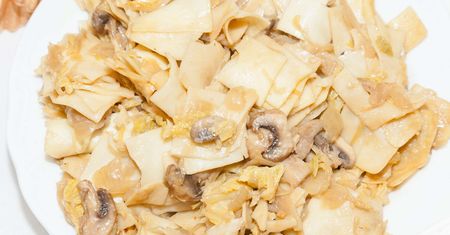 Łazanki z aromatycznymi pieczarkami i duszoną kapustą