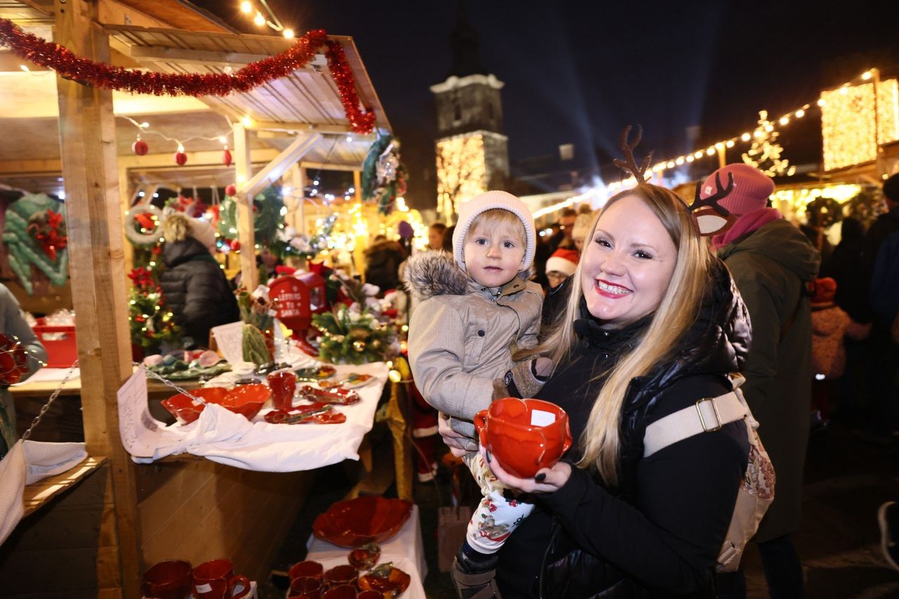 Sulejów: Trwa V Jarmark Bożonarodzeniowy przy Hotelu Podklasztorze