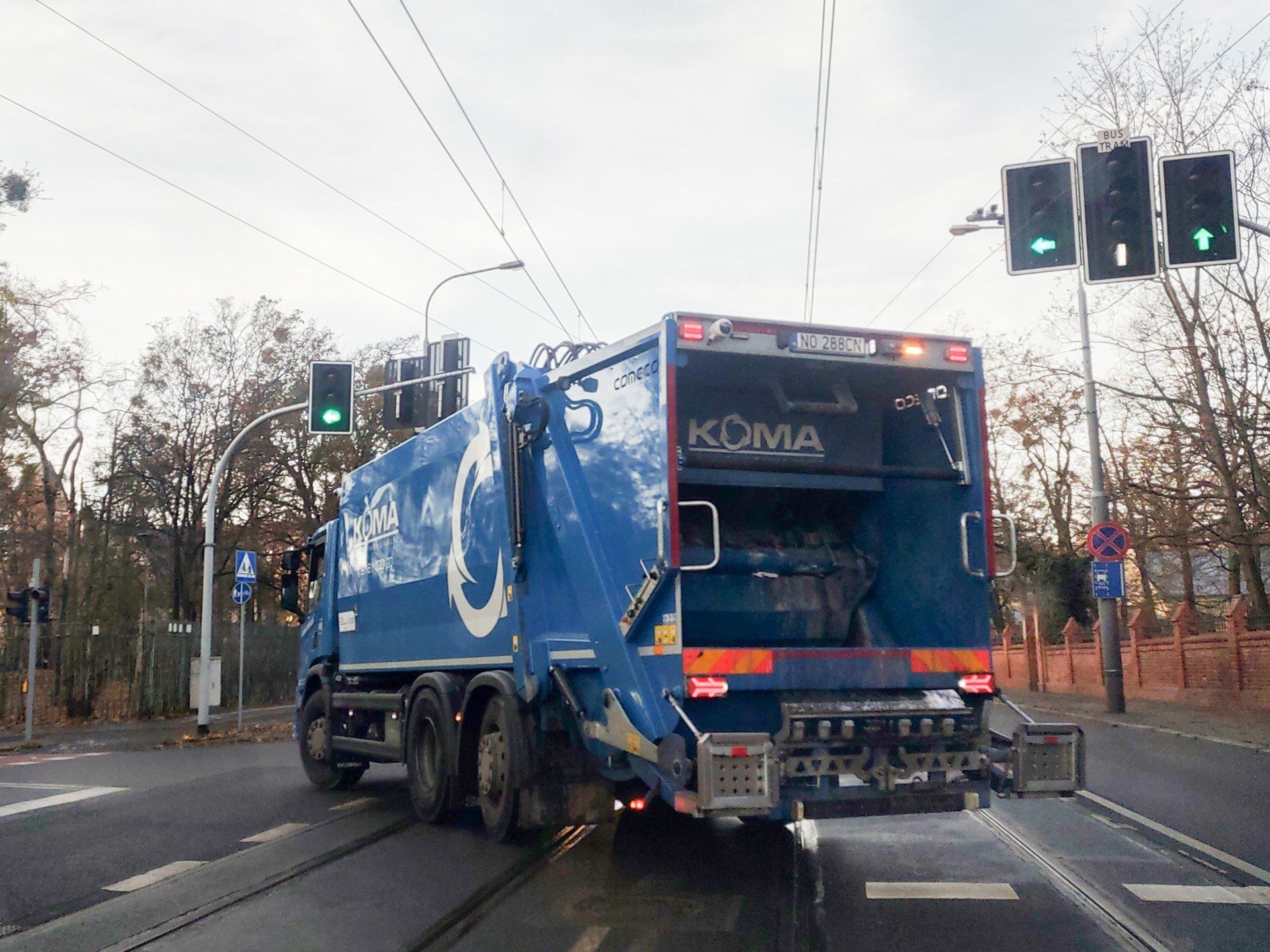Śmieciarka i traktor - kiedy wolno wyprzedzać pojazd i kiedy wolno omijać pojazd?