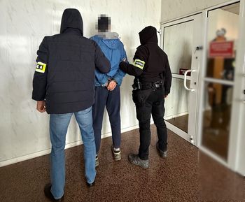 Przeskoczył płot schroniska i zabrał psa. Tłumaczył, że chciał go tylko wyprowadzić na spacer. Grozi mu 10 lat więzienia
